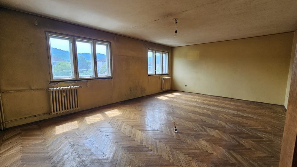 Proprietar vând apartament decomandat 3 camere 90 mp zona Spital Brad