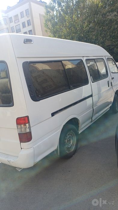 Sotuvda Faton mikra aftobus