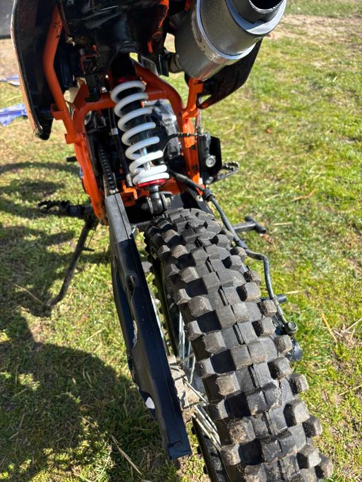 Vând cross kxd 125 ca nou doar 15 h de funcționare