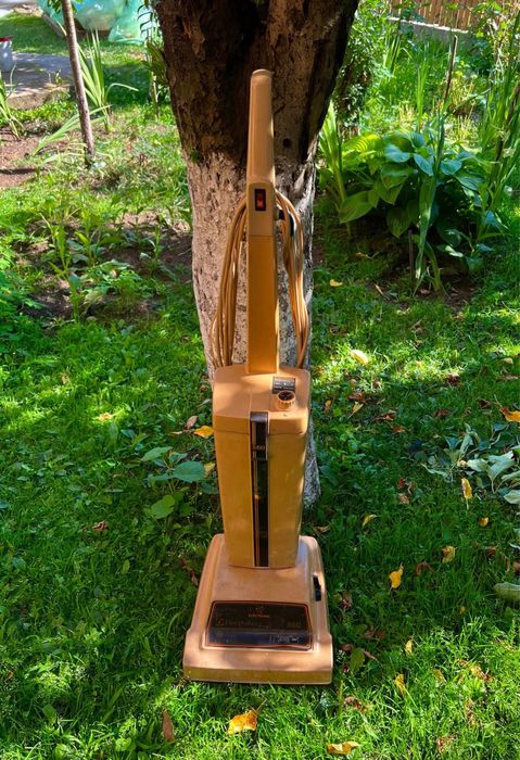 Aspirator vertical vintage marca Electrolux 560 fabricat in anul 1978