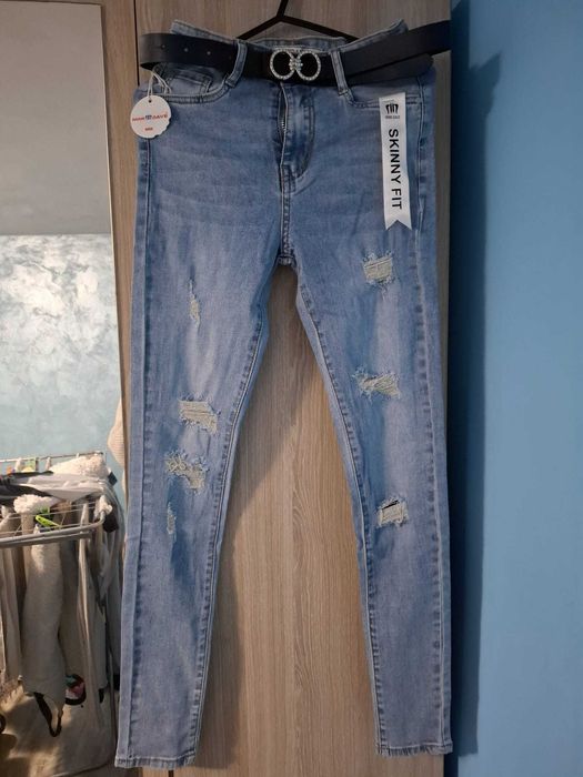 Blugi skinny noi cu eticheta