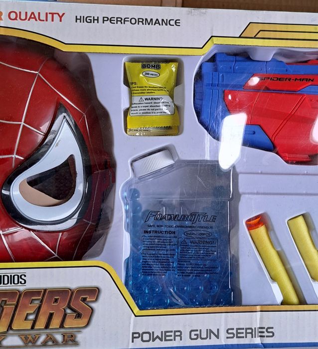 Детски пистолет и маска