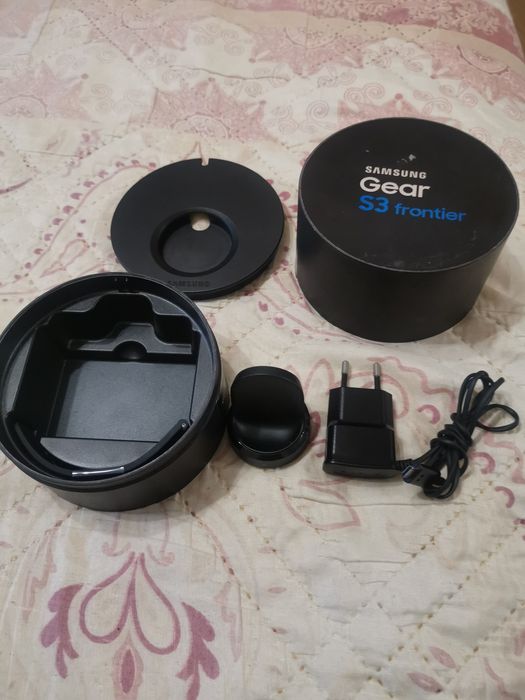 Продавам смарт часовник SAMSUNG GEAR S3 FRONTIER!