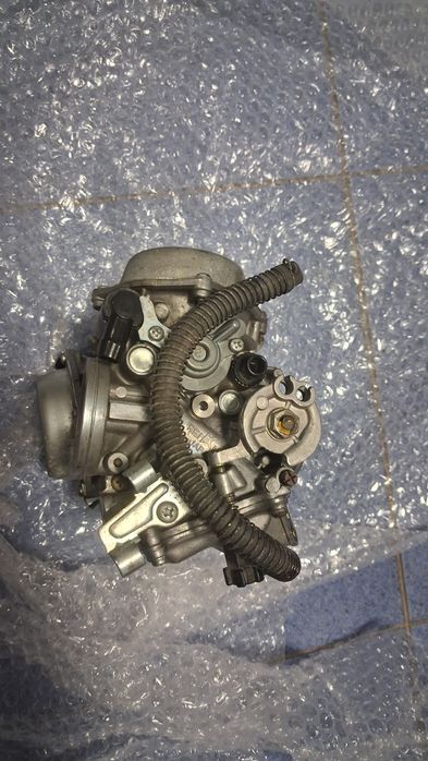 Vând set carburatoare pentru Honda Deauville NT650V 650.