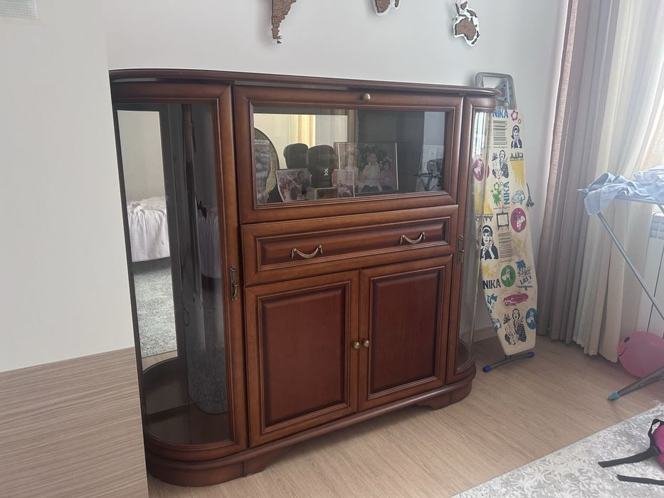 Сервант с витриной