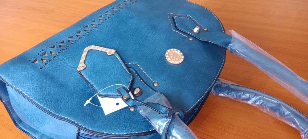 Тъмно синя дамска чанта кожа с две основни дръжки (допълнителна дълга дръжка с регулация) и цип в горната част. С три вътрешни отделения, едното от ко