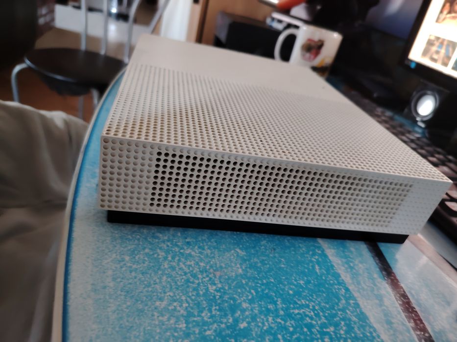 Vând Xbox one S 1Tb