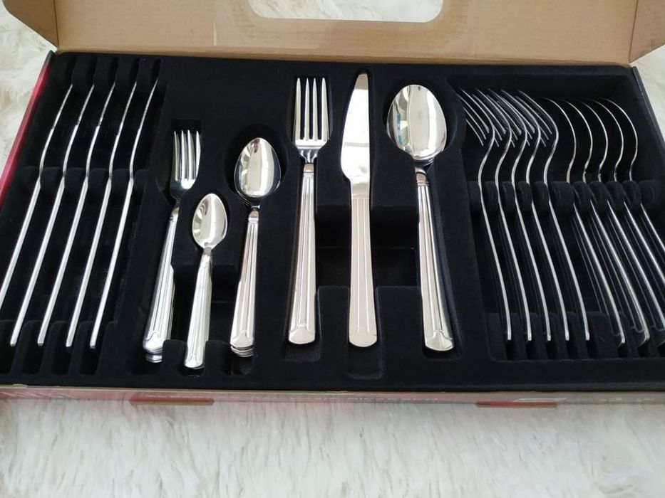 Комплект прибори за хранене съчетаващ класическия и модерен дизайн