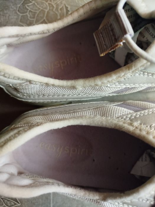 Женские кроссовки 40р