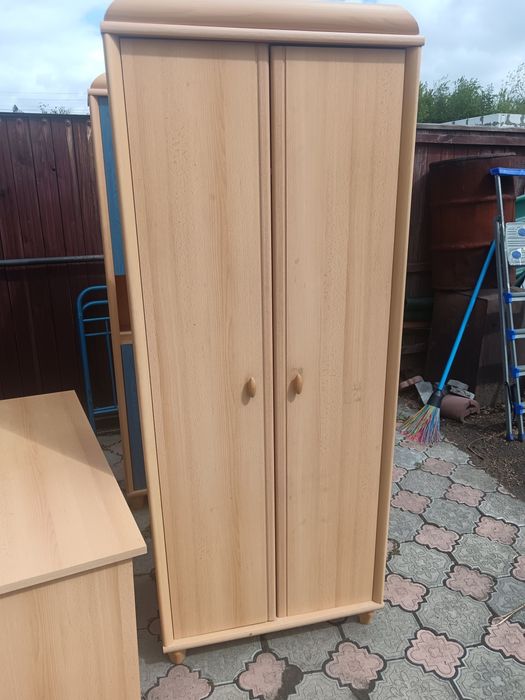 Продам шкафы и стол
