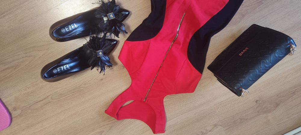 Червена рокля с цип , размер С