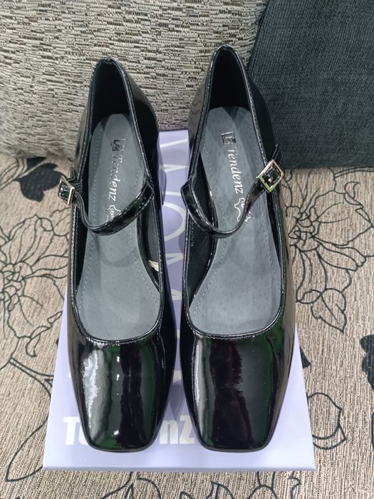 Нови елегантни дамски обувки