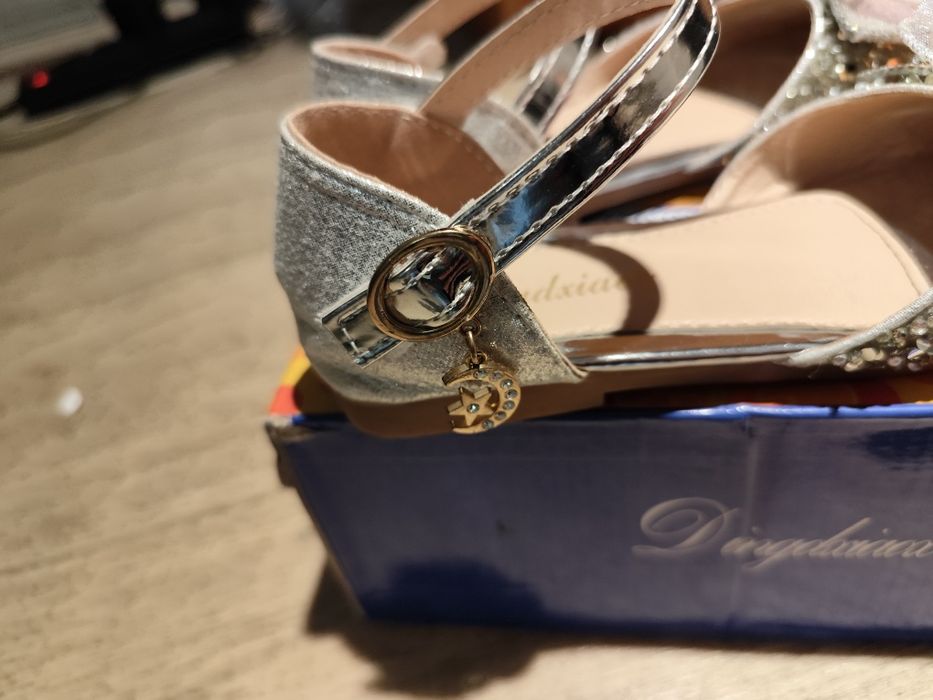 Продам сандалии нарядные