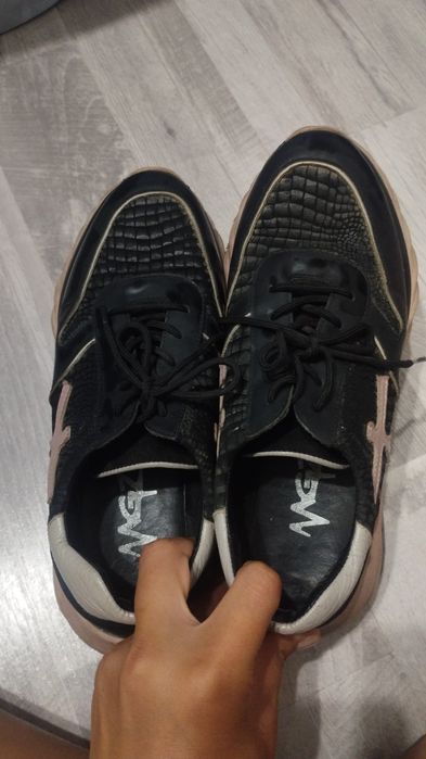 Продам кожаную кроссовки