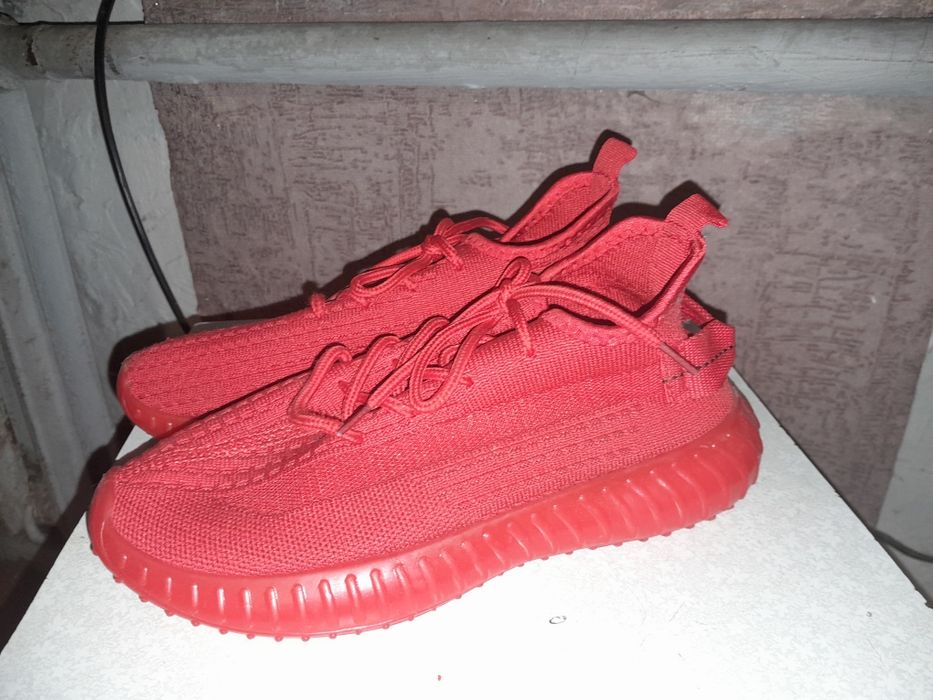 Кроссовки красные