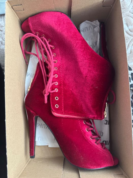 Велурени боти с връзки на ток