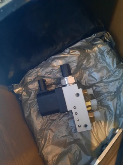 Compresor și bloc de valve