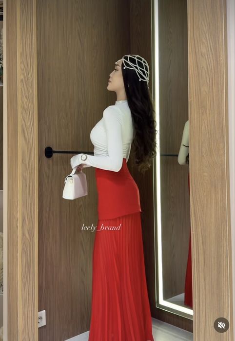 Женский люка красный