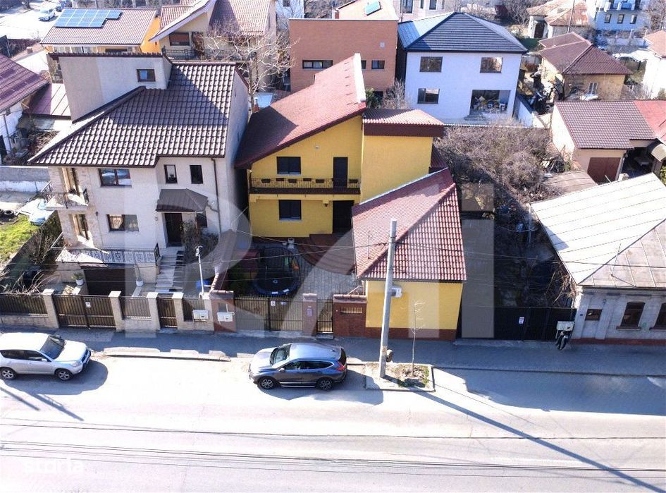 Casa cu stil, noua si la cheie, cu o curte superba, in zona centrala