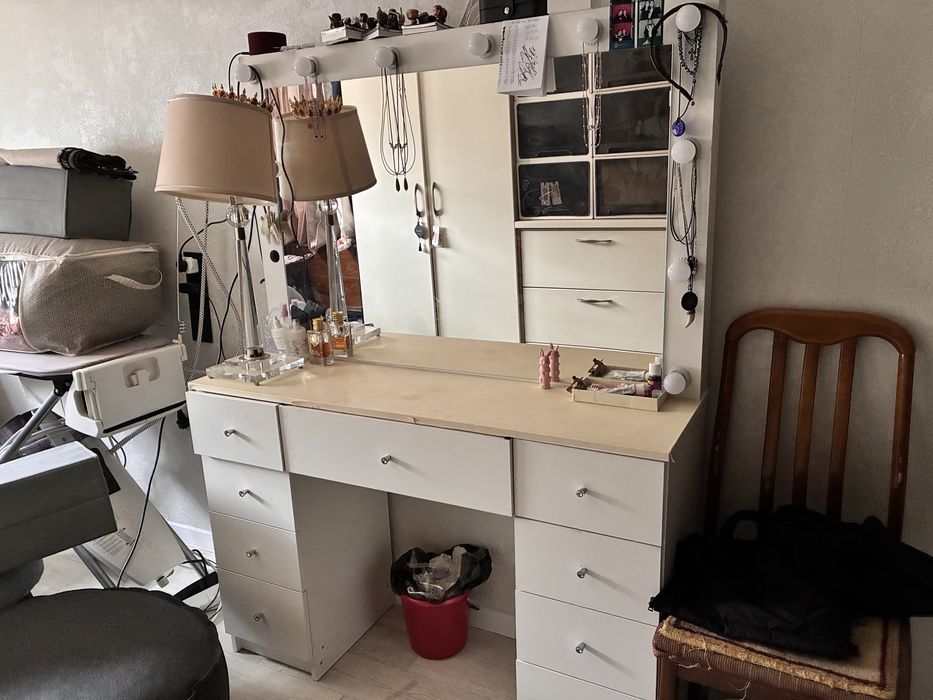 Продам туалетный столик