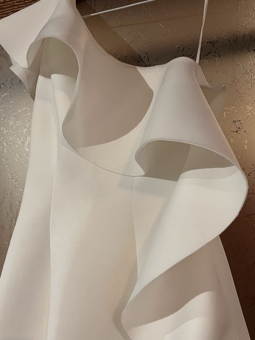 Красива бяла рокля на ASOS