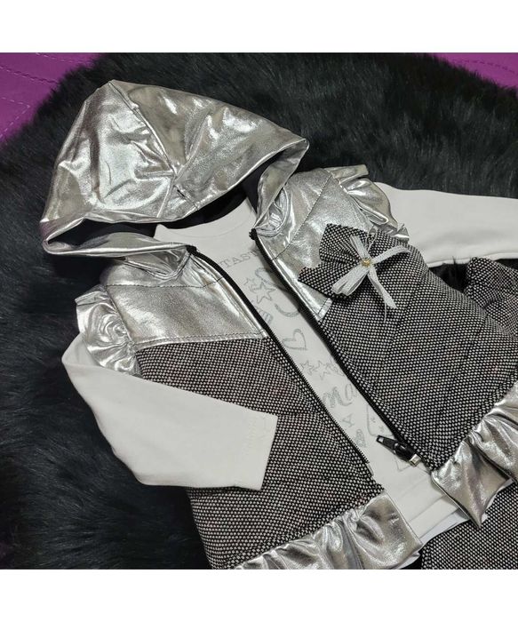 Set 3 piese , vesta metalizata, bluza alba, pantaloni gri stil pipita