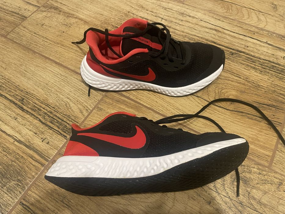 Adidasi Nike revolution 5