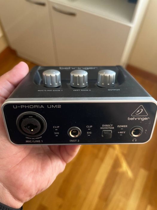 Зауковая карта Behringer UM2