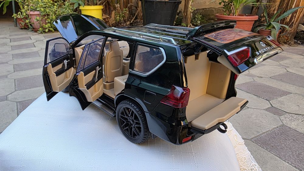 модель LEXUS LX 570 масштаб 1:18
