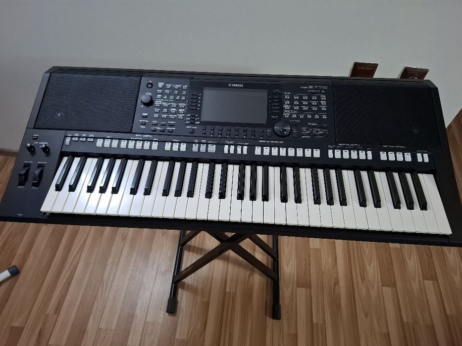 Vând orga yamaha PSR S775