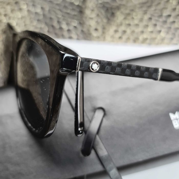 Солнцезащитные очки.