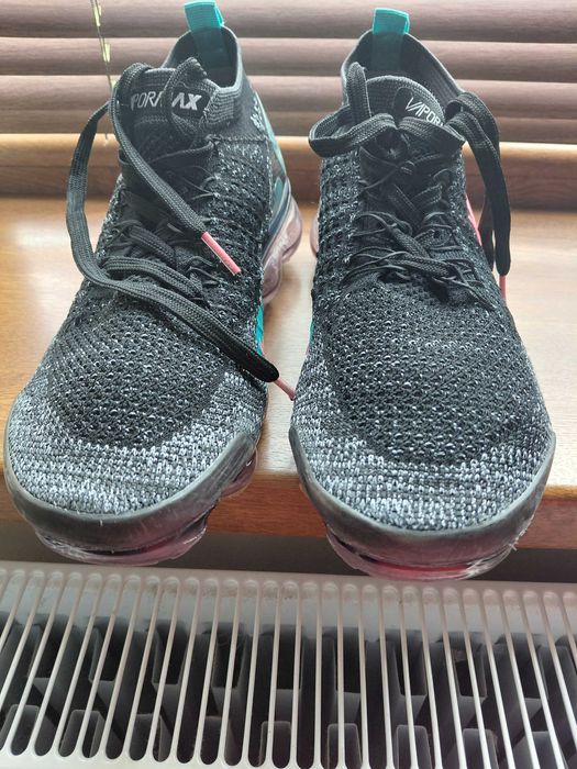 Бели сникърси и оранжеви обувки с ток Steve Madden маратонки Nike