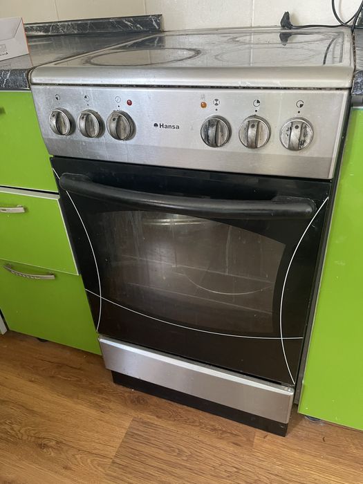 Продам электроплиту с духовкой