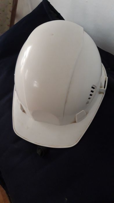 Спецодежда и защитная каска