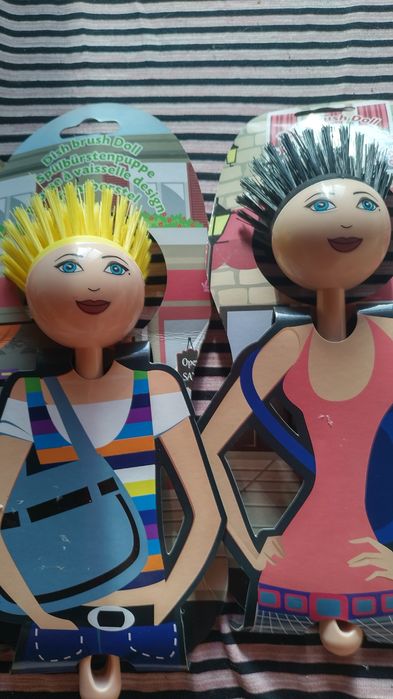 Коледни подаръци и четки за почистване на съдове