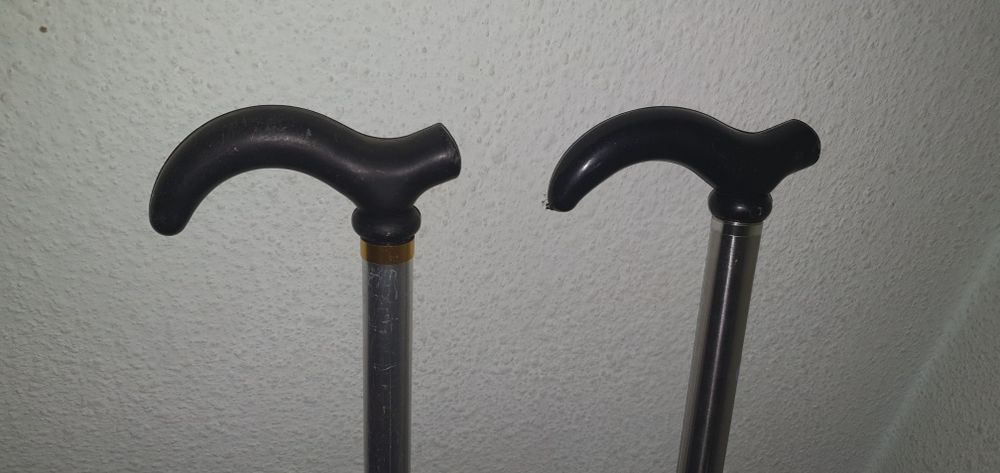 Vând 2 Bastoane  metalice reglabile pe înălțime!