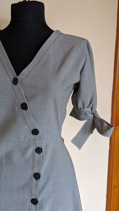 Rochie de zi elegantă în carouri