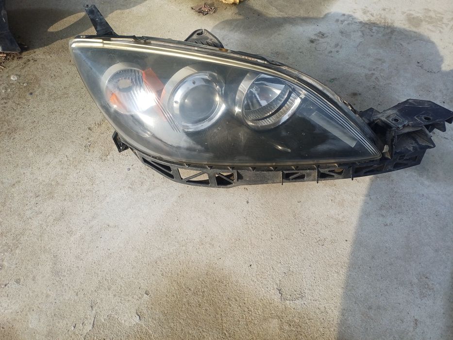 Десен фар за мазда 3 2006 година хечбек