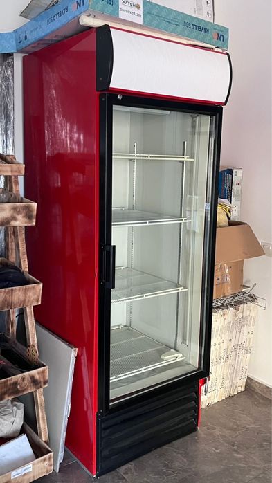 Холодильник для напитков и продуктов