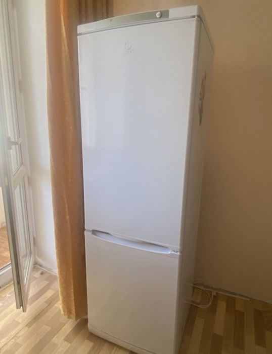 Продам холодильник Indesit