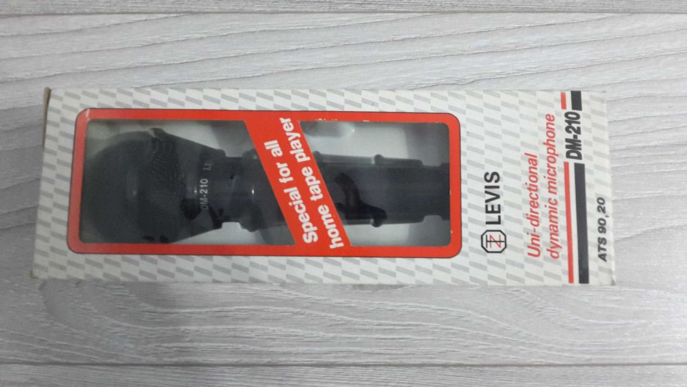 Microfon dinamic retro Levis DM-210 unidirecțional, conceput în principal pentru magnetofoane sau sisteme de casă.