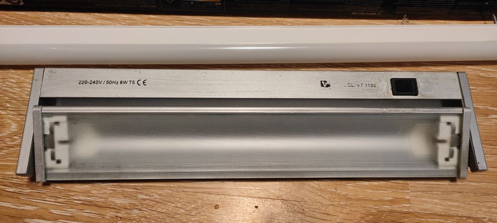 LED лампа и лампа за баня или кухня