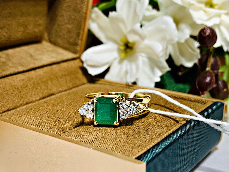 золотое кольцо с бриллиантами и натуральным камнем – Изумруд