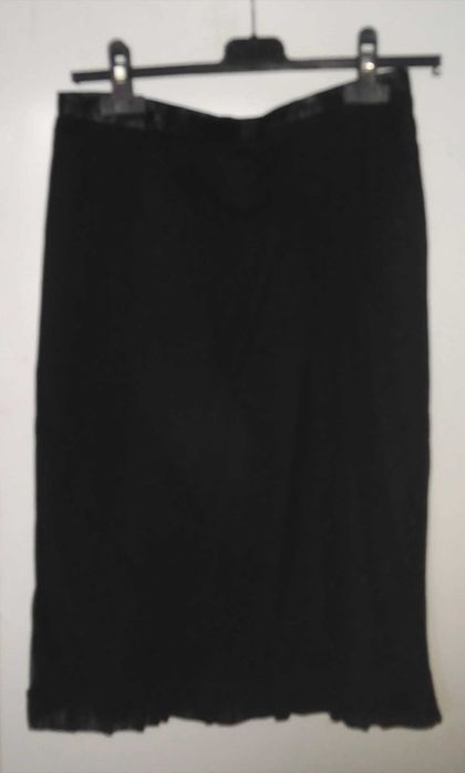 Fusta Noua de la United Colors of Benetton , model foarte frumos, este foarte frumos lucrata, calitativa,  culoare neagra