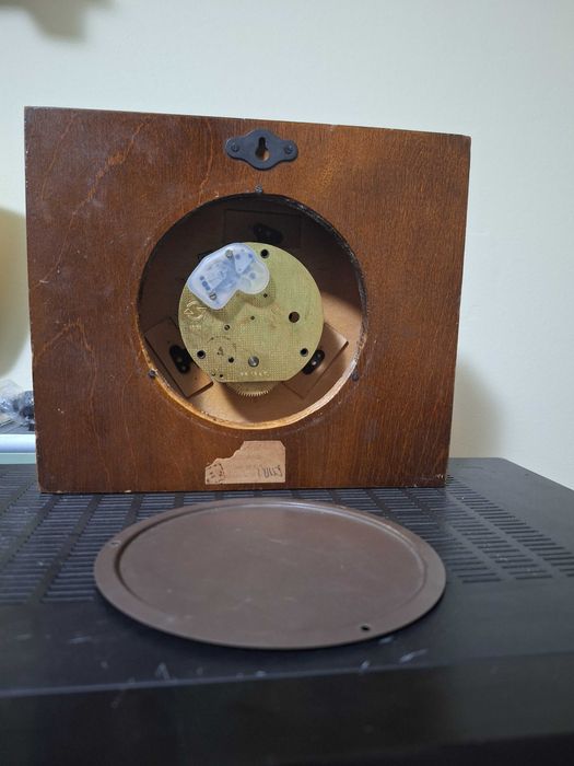 decor Ceas vechi de masa semneu mecanic Becna Vesna URSS CCCP anii 70