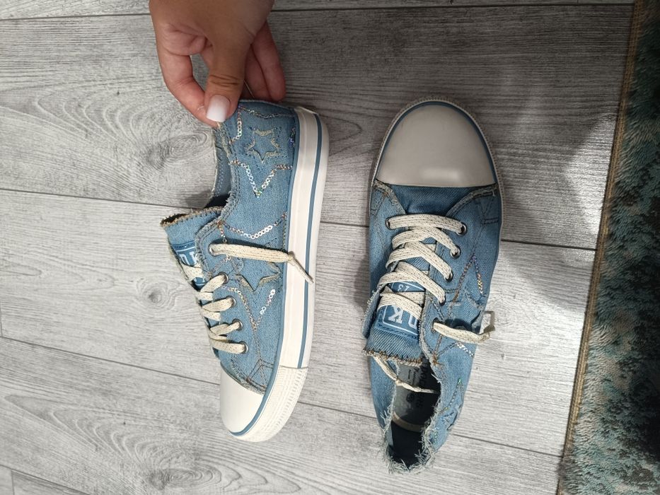 Adidași Dockers.