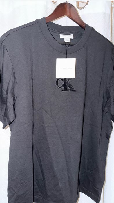 Calvin Klein “M”