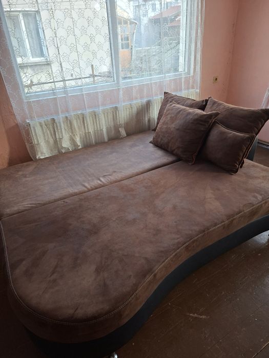 Продавам голям разтегателен диван.