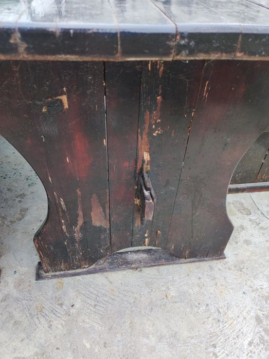 Дървена маса с пейки тип баварска