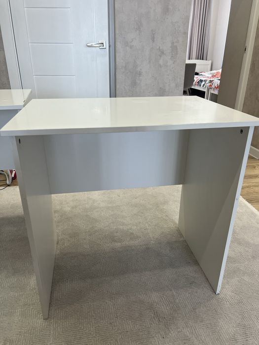 Стол икея б/у в среднем состоянии белого цвета